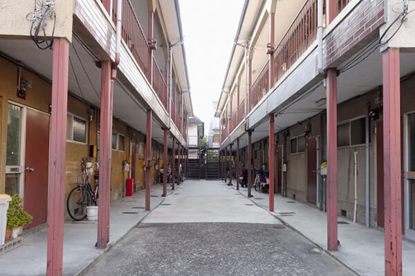 老朽化だけが理由じゃない！？アパート建て替えを検討すべき基準と成功ポイント